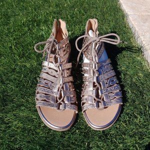 Earth Tidal Titanium Gold Pearlized Leather Sandals Size: 9